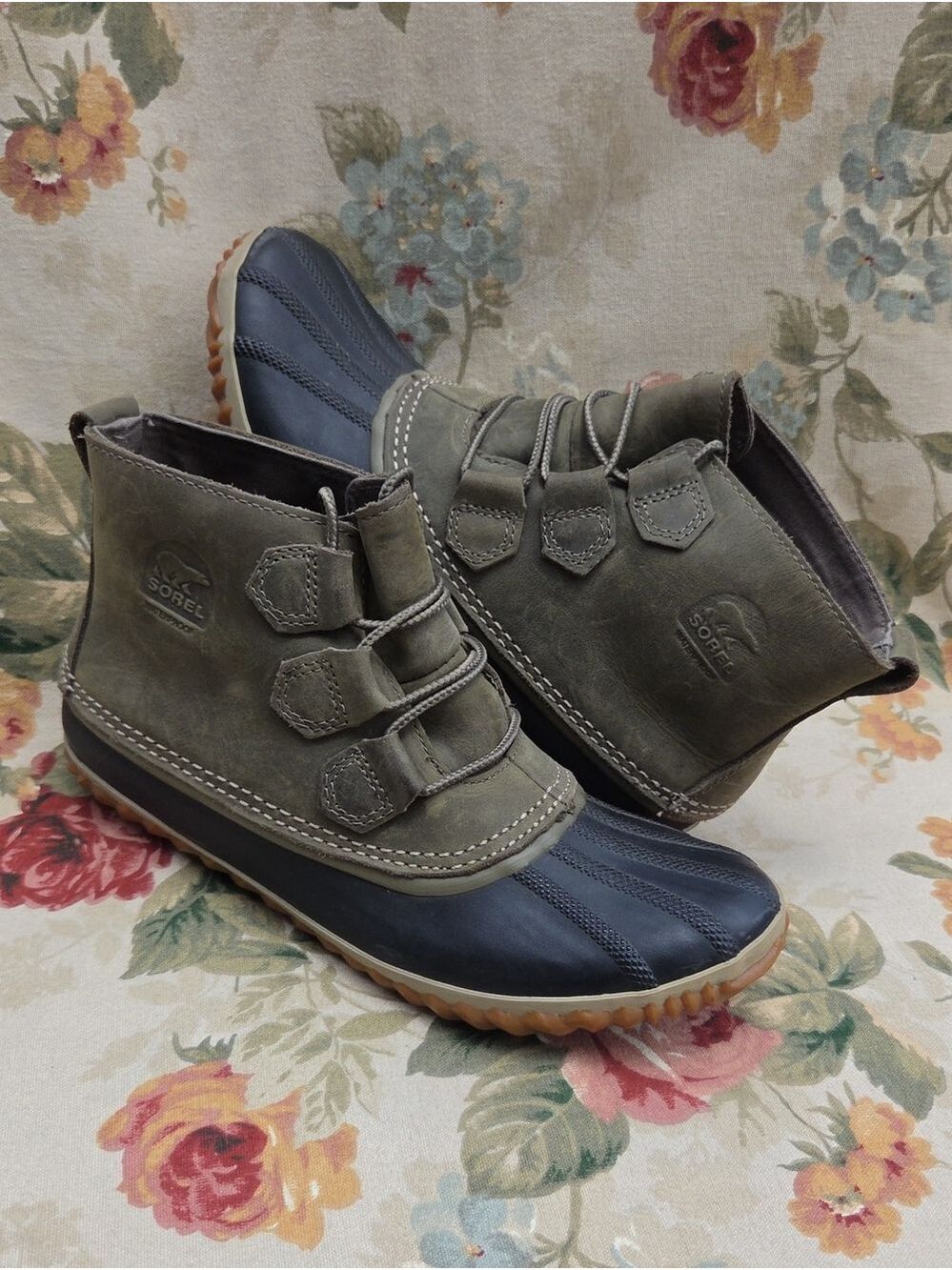 Sorel Out N' About Leather Waterproof Duck Boots in Olive Black Women's size 10